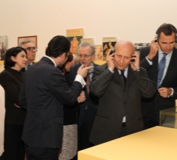 El Príncipe y el el ministro de Educación, Cultura y Deporte escuchan una copia de la obra "El orador" de Ramón Gómez de la Serna